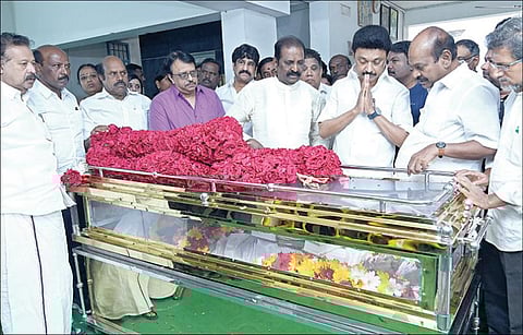 சென்னையில் காலமான தமிழறிஞர் அவ்வை நடராசனின் உடலுக்கு முதல்வர் மு.க.ஸ்டாலின் நேற்று அஞ்சலி செலுத்தினார்.