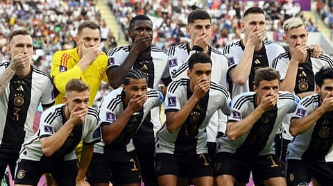 FIFA WC 2022 | வாயை மூடியபடி போஸ் கொடுத்த ஜெர்மன் வீரர்கள்... காரணம் இதுதான்