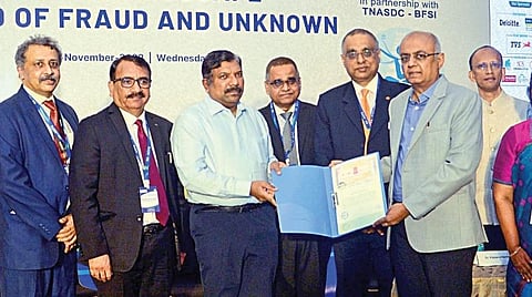 இந்திய உள்தணிக்கையாளர்கள் அமைப்பின் மாநாட்டை தமிழக நிதித் துறை செயலர் என்.முருகானந்தம் சென்னையில் நேற்று தொடங்கி வைத்தார். இதில், கல்லூரி மாணவர்களிடம் வங்கி, நிதி நிர்வாகம் சார்ந்த திறன்களை வளர்த்தெடுக்க தமிழ்நாடு உயர் திறன் மேம்பாட்டு மையத்துடன் இந்திய உள்தணிக்கையாளர்கள் அமைப்பின் சென்னை பிரிவு புரிந்துணர்வு ஒப்பந்தம் மேற்கொண்டது. படம்: பு.க.பிரவீன்