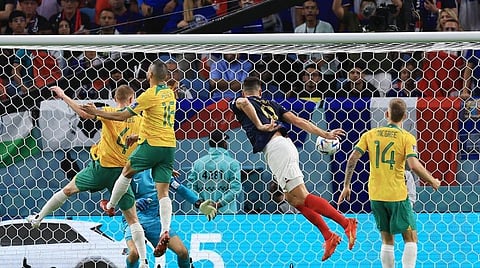 உலகக் கோப்பை கால்பந்து தொடரில் ஆஸ்திரேலியாவுக்கு எதிரான ஆட்டத்தில் டிபன்டர்களுக்கு ஊடாக தலையால் முட்டி கோல் அடிக்கிறார் பிரான்ஸ் வீரர் ஆலிவர் கிரவுடு.