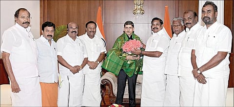 சென்னை ராஜ்பவனில் நேற்று தமிழக அரசின் மீதான புகார் மனுவை ஆளுநர் ஆர்.என்.ரவியிடம் வழங்கினார் சட்டப்பேரவை எதிர்க்கட்சித் தலைவர் பழனிசாமி. உடன், முன்னாள் அமைச்சர்கள் உள்ளிட்டோர்.