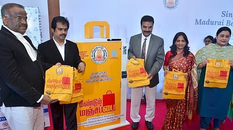 உயர் நீதிமன்ற மதுரை கிளையில் தானியங்கி மஞ்சப் பை விநியோக இயந்திரத்தை நீதிபதி மகாதேவன் தொடங்கி வைத்தார். | படம்: நா.தங்கரத்தினம்.