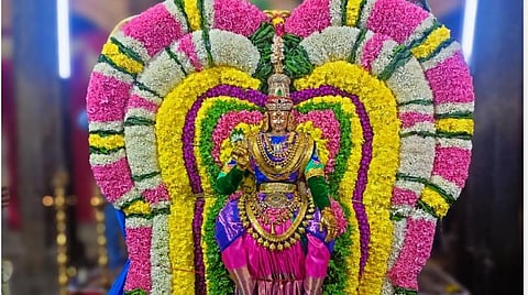 சிறப்பு அலங்காரத்தில் எழுந்தருளி அருள்பாலிக்கும் துர்க்கை அம்மன்.