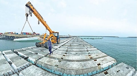 திருவொற்றியூரில் 200 கோடி செலவில் புதிதாக கட்டப்பட்டு வரும் சூரை மீன்பிடி துறைமுகப் பணி விரைவாக நடந்து வருகி்றது.படம்: பு.க.பிரவீன்.