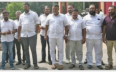 கோவை மாநகர காவல் ஆணையர் அலுவலகத்துக்கு நேற்று மனு அளிக்க வந்த எஸ்.டி.பி.ஐ கட்சியின் மாநில தலைவர் நெல்லை முபாரக் உள்ளிட்டோர். படம் : ஜெ.மனோகரன்