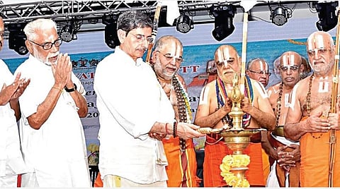 கன்னியாகுமரி விவேகானந்தா கேந்திராவில் ராமானுஜ சாம்ராஜ்ய மகோத்சவ விழாவை தமிழக ஆளுநர் ஆர்.என்.ரவி நேற்று குத்துவிளக்கேற்றி தொடங்கி வைத்தார்.