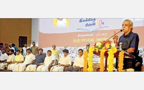 பாளையங்கோட்டையில் நடைபெற்ற பொருநை இலக்கியத் திருவிழா தொடக்க நிகழ்ச்சியில் கேரள எழுத்தாளர் கல்பட்டா நாராயணன் பேசினார். படம்: மு. லெட்சுமி அருண்