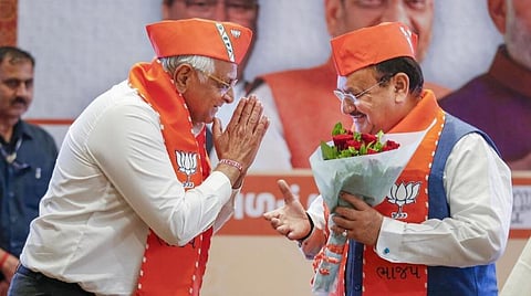 குஜராத் | கல்லூரி மாணவிகளுக்கு இலவச மின்சார ஸ்கூட்டர்; 20 லட்சம் பேருக்கு வேலை - பாஜக தேர்தல் அறிக்கையில் வாக்குறுதி