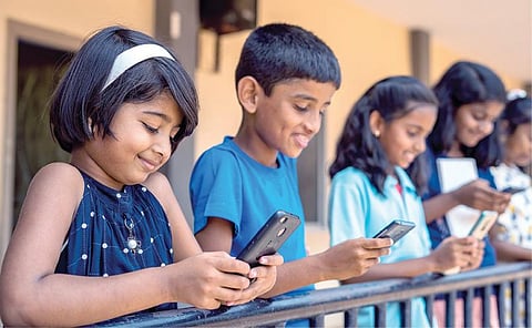 அலைபேசி அடிமைகளாகும் மாணவர்களை மீட்பது எப்படி?