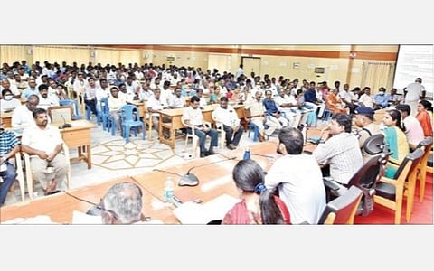 கார்த்திகை தீபத் திருவிழா முன்னேற்பாடு பணிகள் குறித்த ஆய்வு கூட்டத்தில் பேசும் ஆட்சியர் பா.முருகேஷ்.