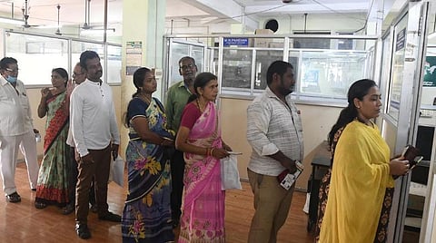 கடந்த 2 நாட்களில் மின் இணைப்புடன் 26 லட்சம் நுகர்வோர் ஆதார் எண் இணைப்பு: சிறப்பு கவுன்ட்டர்களில் குவிந்த மக்கள்