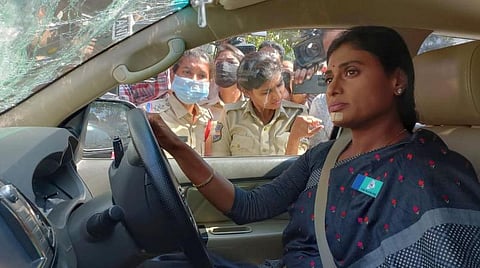 போலீஸார் கைது செய்தபோது ஷர்மிளா காரிலேயே அமர்ந்திருந்தார். இதையடுத்து போலீஸார் அவரை காரில் வைத்தபடி கைது செய்து, கிரேன் மூலம் காரை இழுத்துச் சென்றனர். படம்: பிடிஐ