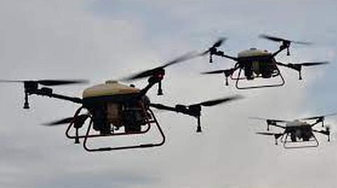 எதிரிகளின் ட்ரோன்களை அழிக்க பருந்துகளை பயன்படுத்தும் இந்திய ராணுவம்