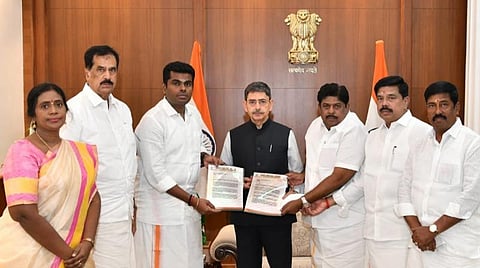 சென்னையில் நேற்று ஆளுநர் ஆர்.என்.ரவியிடம் கோரிக்கை மனு அளித்த பாஜக மாநிலத் தலைவர் அண்ணாமலை மற்றும் நிர்வாகிகள்.