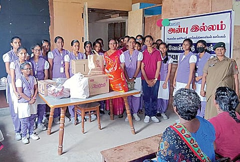 கோவையில் உள்ள அன்பு இல்லத்துக்கு அரிசி மற்றும் மளிகை பொருட்களை வழங்கிய பிஎஸ்ஜிஆர் கிருஷ்ணம்மாள் பெண்கள் மேல்நிலைப் பள்ளி மாணவிகள்.