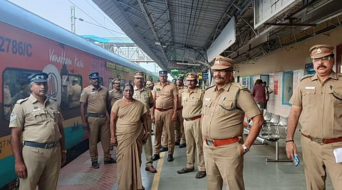 ரயில் நிலையத்தில் போலீஸார்