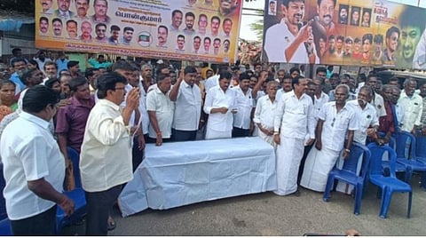 விருத்தாசலம் பாலக்கரையில் ஆன்லைன் ரம்மி விளையாட்டு மீதான தடைச் சட்ட மசோதாவுக்கு ஒப்புதல் அளிக்கவேண்டும் என வலியுறுத்தி நடைபெற்ற ஆர்ப்பாட்டம்