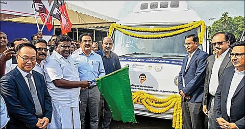 சுகாதாரம் மற்றும் சாலை பாதுகாப்பு விழிப்புணர்வு குறித்து `ஹுண்டாய் மோட்டார் இந்தியா’ நிறுவனத்தின் `மிஷன் சென்னை’ என்ற திட்டத்துக் கான நடமாடும் மருத்துவ பரிசோதனை மைய வாகனத்தை போக்குவரத்துஅமைச்சர் சிவசங்கர், மாநகர போக்குவரத்துக் கழக மத்திய பணிமனையில் கொடியசைத்து தொடங்கி வைத்தார். படம்: பு.க.பிரவீன்