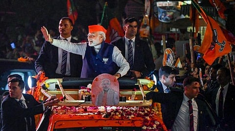 அகமதாபாத்தில் நேற்று சுமார் 50 கி.மீ. தொலைவுக்கு வாகனத்தில் சென்றபடி பிரச்சாரத்தில் ஈடுபட்ட பிரதமர் நரேந்திர மோடிக்கு, வழியெங்கும் ஆயிரக்கணக்கான மக்கள் வரவேற்பு அளித்தனர்.