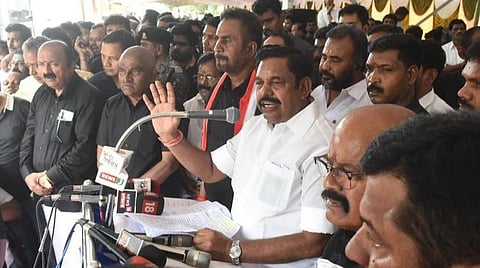 கோவையில் அதிமுக சார்பில் நடைபெறும் உண்ணாவிரதப் போராட்டத்தில் பேசும் எடப்பாடி பழனிசாமி | படம்: ஜெ.மனோகரன்