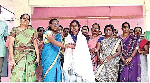 தமிழ் இலக்கிய திறனறித் தேர்வில் மாநில அளவில் முதலிடம் பெற்ற ஆயக்காரன்புலம் பெண்கள் மேல்நிலைப் பள்ளி மாணவி அபிநயாவுக்கு பள்ளியில் நேற்று நடைபெற்ற விழாவில் சால்வை அணிவித்து பாராட்டுகிறார் தலைமை ஆசிரியர் ஸ்டெல்லா ஜெனட்.