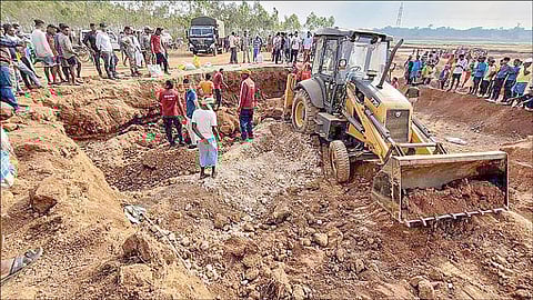 சத்தீஸ்கரின் பஸ்தர் மாவட்டம், மால்கோன் கிராமத்தில் செயல்பட்ட சட்டவிரோத சுரங்கத்தில் நேற்று மண் சரிந்தது. அங்கு புல்டோசர் மூலம் மீட்புப் பணி நடைபெற்றது. படம்: பிடிஐ