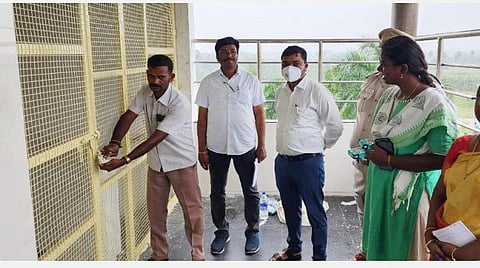 ஆட்சியர் முன்னிலையில் சீல் வைக்கப்பட்ட பள்ளி