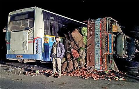 செங்கம் அருகே அரசுப் பேருந்தும், 2 லாரியும் மோதிக்கொண்ட விபத்தில் காய்கனி ஏற்றி வந்த லாரி கவிழ்ந்து கிடக்கிறது.