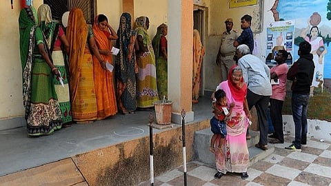 குஜராத் சட்டப்பேரவைத் தேர்தல் | 93 தொகுதிகளில் இறுதிக்கட்ட வாக்குப்பதிவு தொடங்கியது