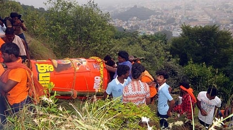 தி.மலை மகா தீபம் ஏற்றுவதற்காக அண்ணாமலை உச்சிக்கு கொப்பரை செல்லப்பட்டது