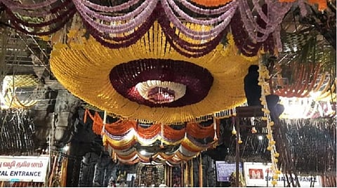 திருவண்ணாமலை அண்ணாமலையார் கோயிலில் மலர்கள், கரும்புகள் மற்றும் பழங்களால் அலங்கரிக்கப்பட்டுள்ள 2-ம் பிரகாரம். | படங்கள்: இரா.தினேஷ்குமார்.