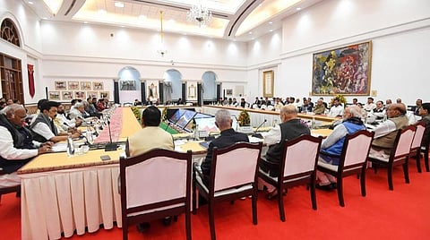 பிரதமர் நரேந்திர மோடி தலைமையில் ஜி20 மாநாடு குறித்த அனைத்துக் கட்சி ஆலோசனைக் கூட்டம் டெல்லியில் குடியரசுத் தலைவர் மாளிகையில் நேற்று நடந்தது. இதில் தமிழக முதல்வர் ஸ்டாலின் உட்பட பல்வேறு மாநில முதல்வர்கள், மத்திய அமைச்சர்கள், அரசியல் கட்சித் தலைவர்கள் பங்கேற்றனர்.