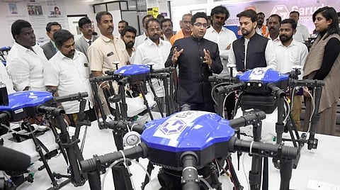 கருடா ஏரோஸ்பேஸ் ஆய்வுக்கூடம் மற்றும் ட்ரோன் பயிற்சி ஆய்வக துவக்கத்தில் பங்கேற்ற அமைச்சர் அனுராக் தாக்கூர்.