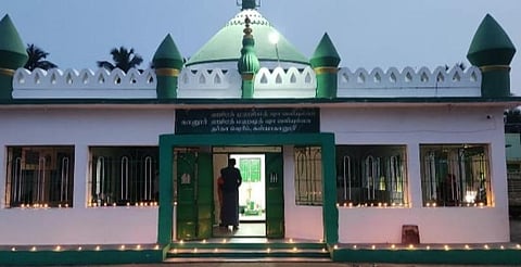 அவிநாசி வட்டம் சேவூர் அருகே கானூரில் முஹம்மத் ஷா வலியுல்லா தர்காவில் மத நல்லிணக்கம் போற்றும் வகையில் கார்த்திகை தீப வழிபாடு இன்று மாலை நடந்தது.