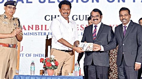 விஞ்ஞானிகள் மயில்சாமி அண்ணாதுரை, வி.டில்லிபாபு இணைந்து எழுதிய ‘இந்தியா75’ ‘விண்ணும் மண்ணும்' ஆகிய இரு புத்தகங்களை பள்ளிக்கல்வித்துறை அமைச்சர் அன்பில் மகேஸ் பொய்யாமொழிக்கு அவர்கள் பரிசளித்தனர். அருகில் சென்னை பெருநகர காவல் ஆணையர் சங்கர் ஜிவால், இணை ஆணையர் பி.சாமூண்டேஸ்வரி உள்ளனர்.