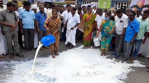 ‘புதுச்சேரியில் வெளிமாநில பால் கொள்முதலில் ஊழல்’ - தரையில் பாலைக் கொட்டி உற்பத்தியாளர்கள் போராட்டம்