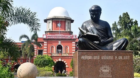 பொறியியல் கல்லூரிகளில் எந்த ஆசிரியரும் தமிழ்ப் பாடம் நடத்த அனுமதிப்பதா? - ராமதாஸ் கேள்வி