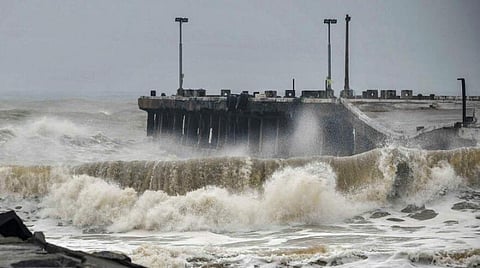 மாண்டஸ் புயல் காரணமாக புதுச்சேரியில் சீற்றத்துடன் காணப்படும் கடல்