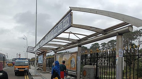 தேதம் அடைந்த பேருந்து நிழற்குடை