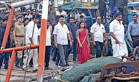 சென்னை காசிமேடு மீன்பிடித் துறைமுகத்தில் ‘மேன்டூஸ்’ புயலால் சேதமடைந்த படகுகளை நேற்று பார்வையிட்டார் முதல்வர் மு.க.ஸ்டாலின். உடன், அமைச்சர் கே.என்.நேரு, சென்னை மேயர் பிரியா, மாநகர காவல் ஆணையர் சங்கர் ஜிவால் உள்ளிட்டோர். படம்: ம.பிரபு