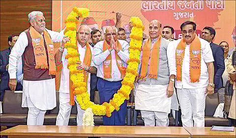 குஜராத்தில் புதிதாக தேர்ந்தெடுக்கப்பட்ட பாஜக எம்எல்ஏ.,க்களின் கூட்டம் காந்திநகரில் உள்ள பாஜக தலைமை அலுவலகத்தில் நேற்று நடந்தது. இதில் சட்டப்பேரவை கட்சி தலைவராக தேர்வு செய்யப்பட்ட பூபேந்திர படேலுக்கு பாதுகாப்புத்துறை அமைச்சர் ராஜ்நாத் சிங், குஜராத் மாநில பாஜக தலைவர் சி.ஆர்.பாட்டீல் மற்றும் கர்நாடக முன்னாள் முதல்வர் பி.எஸ் எடியூரப்பா ஆகியோர் மாலை அணிவித்து வாழ்த்து தெரிவித்தனர். படம்: பிடிஐ