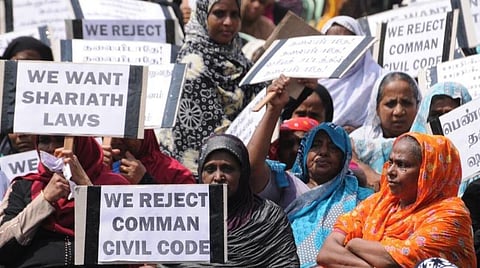 தமிழ்நாடு உட்பட 4 மாநிலத்தில் உள்ள 15 சாதியை எஸ்.டி. பட்டியலில் சேர்க்க 4 மசோதாக்கள் தாக்கல் செய்யப்பட்டன.