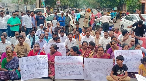 போராட்டத்தில் ஈடுபட்ட பொதுமக்கள், அரசியல் கட்சியினர்