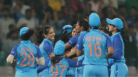 வெற்றியை கொண்டாடும் இந்திய வீராங்கனைகள்