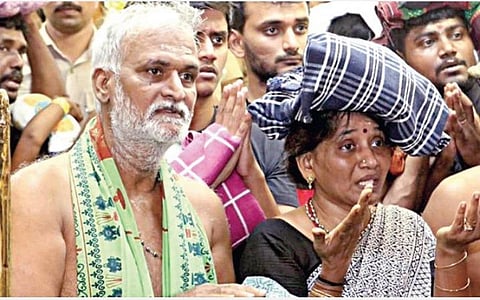 சபரிமலை ஐயப்பன் கோயிலில் மனைவி சாந்தி உடன் சுவாமி தரிசனம் செய்த அறநிலையத் துறை அமைச்சர் சேகர்பாபு. (கோப்பு படம்)