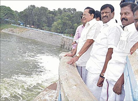 பூண்டி ஏரியில் நீர்வளத் துறை அமைச்சர் துரைமுருகன் நேற்று ஆய்வு மேற்கொண்டார். உடன், அமைச்சர் சா.மு.நாசர், திருவள்ளூர் மாவட்ட ஆட்சியர் ஆல்பி ஜான் வர்கீஸ் உள்ளிட்டோர்.