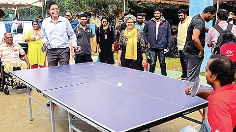 சர்வதே ச மாற்றுத் திறனாளிகள் தினத்தையொட்டி, ஐசிஎம்ஆர் மற்றும் சென்னை ஐஐடி சார்பில் ‘ஸ்போ ர்ட்ஸ் ஃபார் ஆல்’ எனப்படும் மாற்றுத்திறனாளிகளுக்கான விளையாட்டுப் போட்டி சென்னை ஐஐடியில் நேற்று நடைபெற்றது. நிகழ்ச்சியில் சென்னை ஐஐடி இயக்குநர் வி.காமகோடி மாற்றுத்திறனாளிகளுடன் டேபிள் டென்னிஸ் விளையாடி போட்டியை தொடங்கி வைத்தார். படம்: பு.க.பிரவீன்