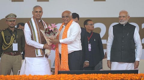 குஜராத்தின் முதல்வராகப் பதவியேற்ற பூபேந்திர ரஜினிகாந்த் படேலுக்கு பூங்கொத்து அளித்து வாழ்த்து தெரிவித்தார் ஆளுநர் ஆச்சார்ய தேவ்விரத். உடன், பிரதமர் நரேந்திர மோடி உள்ளிட்டோர். படம்: பிடிஐ