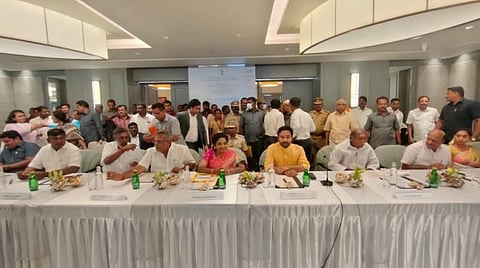 அனைத்துக்கும் மத்திய அரசு அனுமதி பெற காலதாமதம்: மத்திய அமைச்சர், ஆளுநர் முன்னிலையில் புதுச்சேரி முதல்வர் புகார்