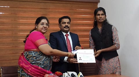 திருநங்கை கண்மணிக்கு வழக்கறிஞர் பதிவுக்கான சான்றிதழை வழங்கும் பார் கவுன்சில் தலைவர் பி.எஸ்.அமல்ராஜ்